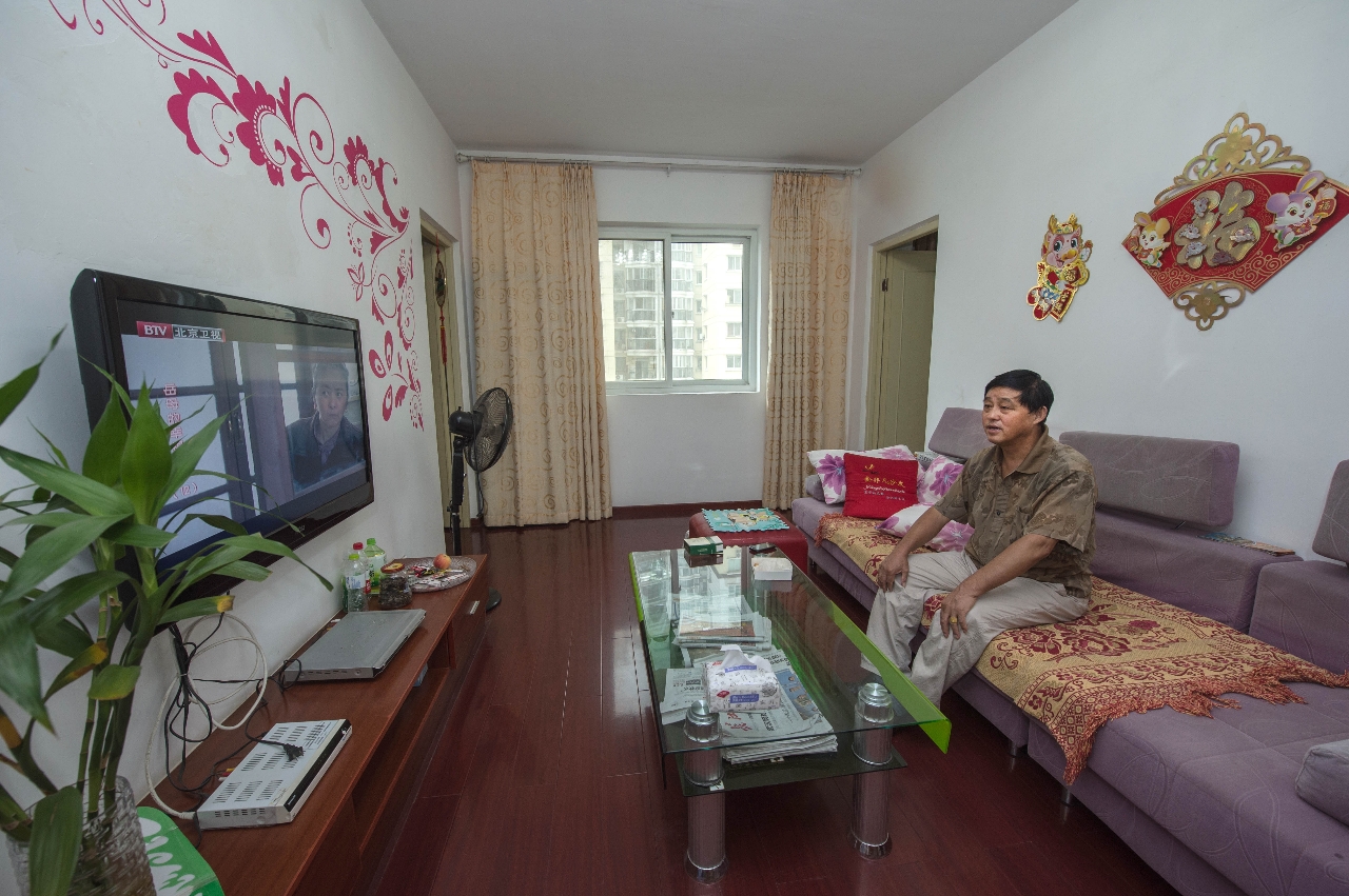 居民胡秋生一家原来住在十多个平方米的武汉青山区的棚户房里。随着青山区启动棚户区改造，胡秋生住进了青宜居小区74平方米的住房（2013年9月10日摄）。